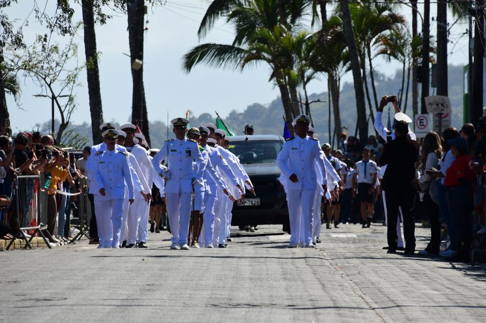 cerca-de-mil-estudantes-participam-do-desfile-de-220-anos-de-ilhabela-3.jpg