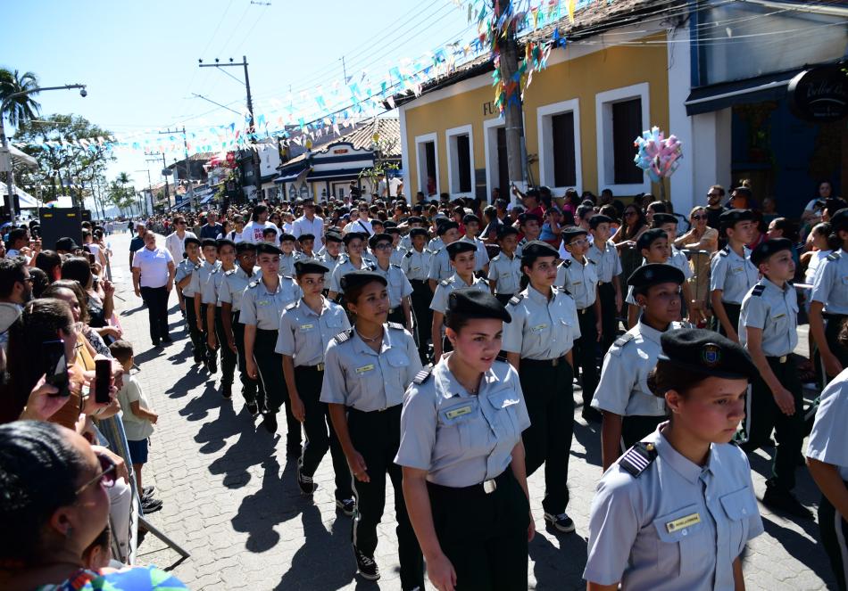 cerca-de-mil-estudantes-participam-do-desfile-de-220-anos-de-ilhabela-8.jpg