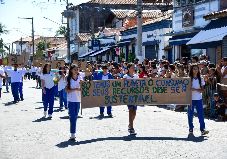 cerca-de-mil-estudantes-participam-do-desfile-de-220-anos-de-ilhabela-9.jpg