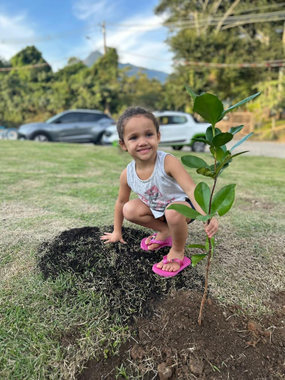 entre-o-verde-e-o-azul-ilhabela-planta-consciencia-e-colhe-esperanca-no-dia-mundial-do-meio-ambiente-2025.jpeg