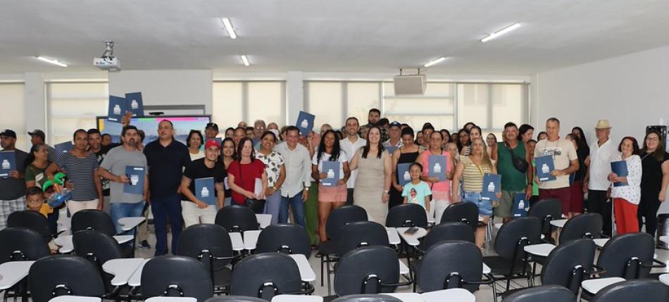 familias-de-caraguatatuba-recebem-titulos-de-regularizacao-fundiaria-e-encerram-espera-de-decadas-2.jpg