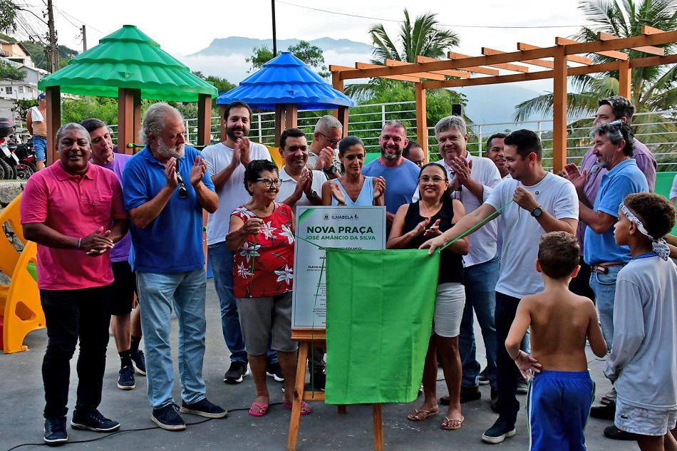 prefeito-colucci-entrega-nova-praca-no-itaquanduba-e-reforca-investimentos-no-bairro-1.jpg