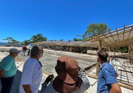 prefeito-colucci-vistoria-avanco-das-obras-da-nova-escola-municipal-e-ubs-na-baia-de-castelhanos.jpeg