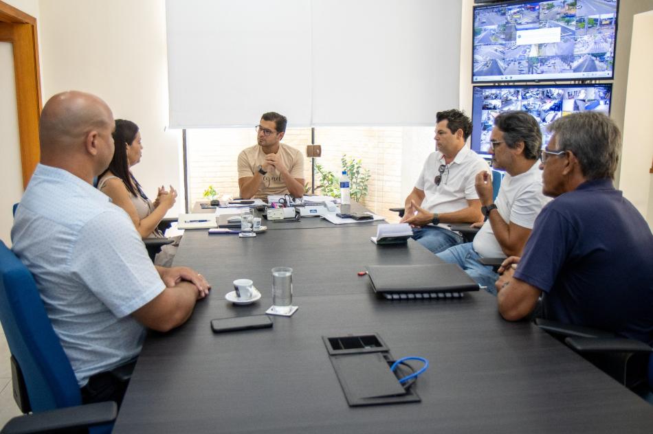 prefeito-discute-acoes-de-manutencao-e-ampliacao-da-iluminacao-publica-em-sao-sebastiao-2.jpeg