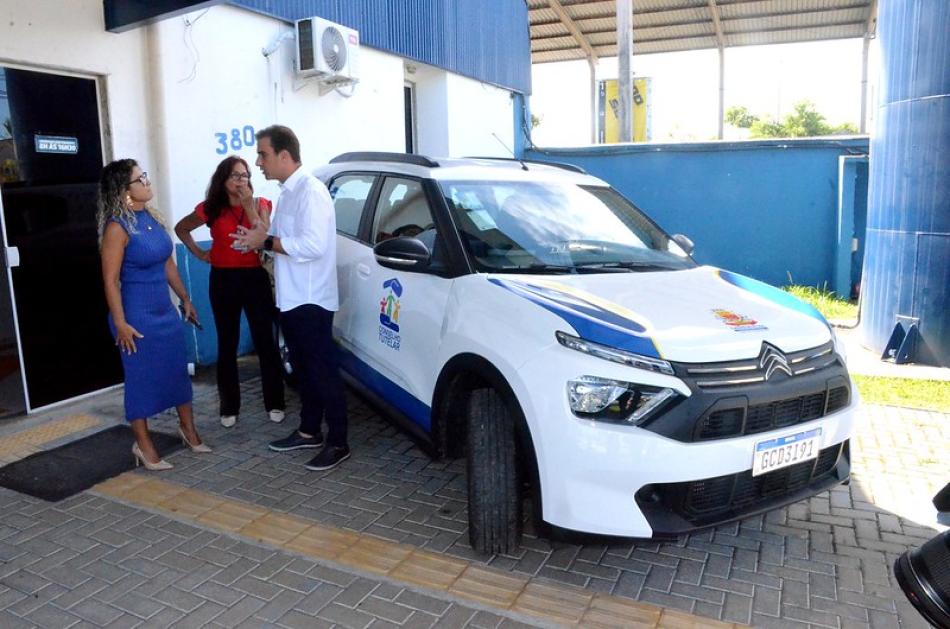 prefeito-mateus-silva-entrega-novo-carro-para-conselheiros-tutelares-de-caraguatatuba-1.jpg