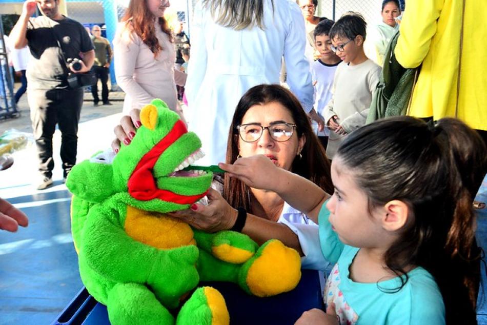 projeto-“dentista-na-escola”-reune-pais-e-filhos-das-escolas-municipais-da-regiao-sul-3.jpg